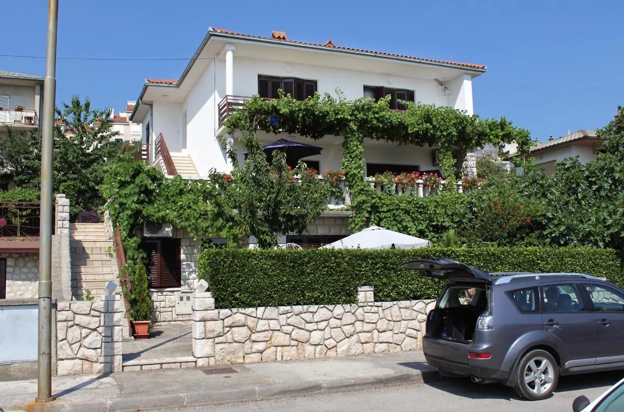 Apartments With A Parking Space Novi Vinodolski - 2421
