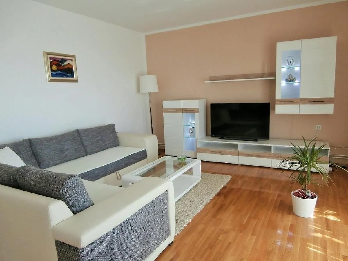 Apartments With A Parking Space Novi Vinodolski - 2421