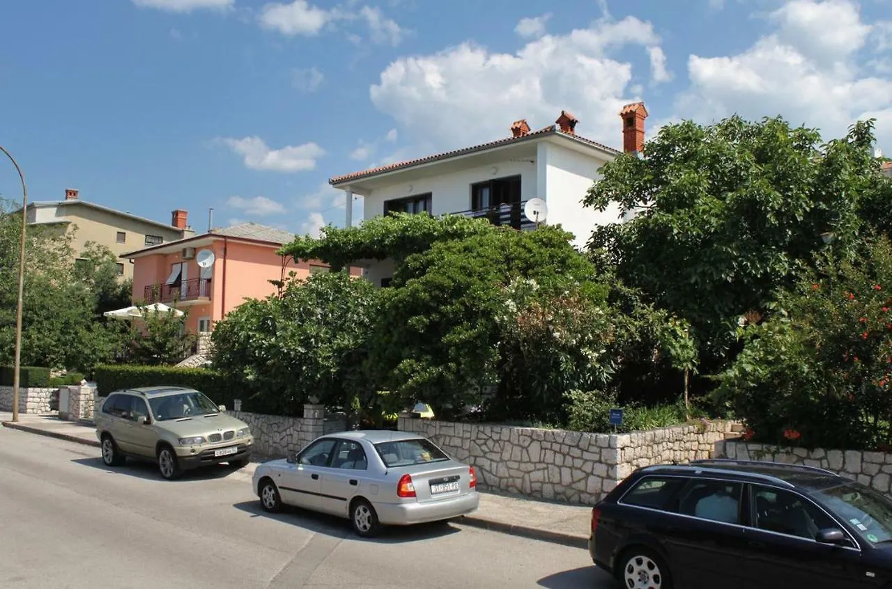Apartments With A Parking Space Novi Vinodolski - 2421